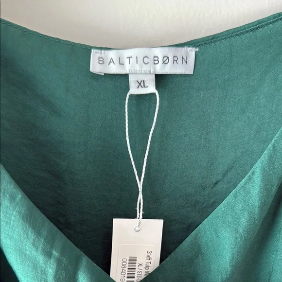 Elegant Green Asymmetrical Wrap Dress - Picture 2 of 4